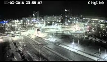 Inusual ráfaga de luz en el cielo nocturno de una ciudad rusa