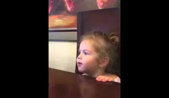 Conmovedor video de una niña que participa en una canción Te Amo Tanto