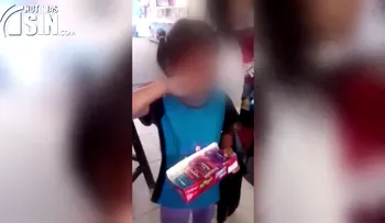 Indignación por niña que es obligada a vender caramelos
