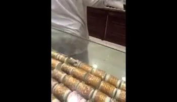 Los sauditas no parecen muy acostumbrados a la lluvia