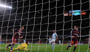 Polémica por penalti indirecto de Messi y Suárez: ¿genialidad o irrespeto?