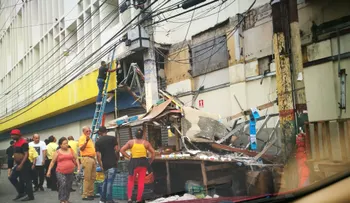 Se desploma fachada de tiendas La Sirena avenida Mella; al menos 7 personas heridas