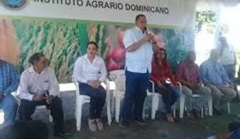 Director IAD entrega electrobombas a productores agrícolas de Palmar de Ocoa. 
