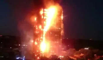 200 bomberos luchan contra un enorme incendio en un edificio en Londres