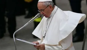 El papa abre una lavandería gratis para los pobres de Roma