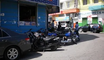 Dueños de negocios ocupan aceras de calles Barahona