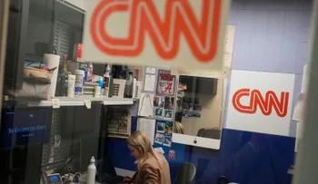 CNN, MS NOW y Politico piden a un juez mantener su acceso a la Casa Blanca