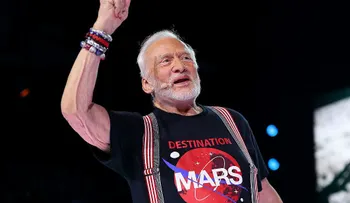 El astronauta Buzz Aldrin fue evacuado de la Antártida por problemas médicos