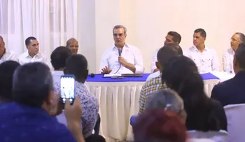 Presidente Abinader anuncia financiamiento y titulación para comerciantes de Haina