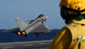Francia ataca a ISIS desde portaaviones mientras busca crear coalición