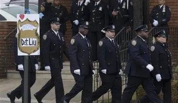 Miles de policías dan la espalda a alcalde NY durante discurso