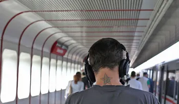 Estos audífonos te aislarán del mundo salvo que griten tu nombre