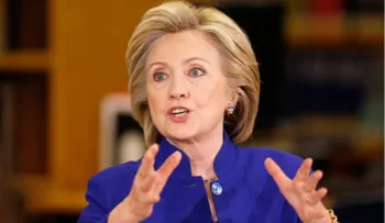 Hillary se reúne con hispanos que limpian automóviles