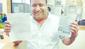 â??El Gringo de la bachataâ? muestra papeles de libertad 