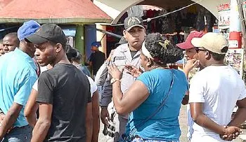 Buhoneros dicen alcaldía de Francisco Peña lo desalojó y le quitó sus mercancías 