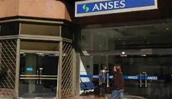 Denuncian empleado que filmaba mujeres en el baño con un celular oculto