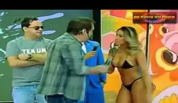 Broma pesada, modelo en bikini