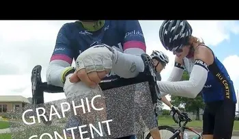 El momento en que un ciclista es alcanzado por un disparo en pleno entrenamiento