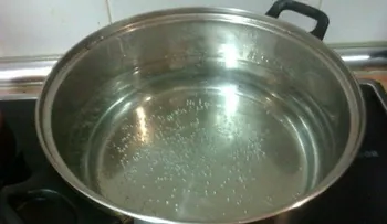Dos niños resultan quemados con agua hirviendo