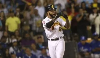 Un dramático cuadrangular de Ronny Rodríguez mantiene con vida a las Aguilas 
