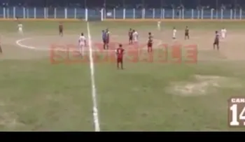 Futbolista agrede a puñetazos a un árbitro y lo inhabilitan ¡de por vida! (VIDEO)