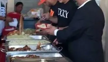 Daddy Yankee sirve almuerzo a niños pobres de El Tamarindo