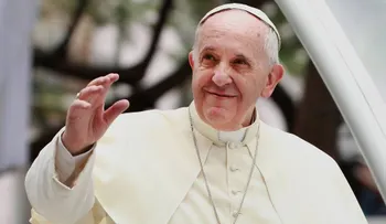 El papa insta a sacerdotes a ensuciarse las manos tocando "las heridas, los pecados y las angustias de la gente" 