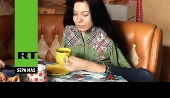 Mira como esta mujer rusa sin brazos cocina, dibuja y borda