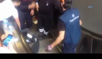 Terrible momento en que la pierna de un niño queda atrapada en una escalera eléctrica