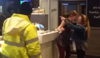 Una mujer profiere una sarta de insultos racistas contra un empleado de KFC (VIDEO)