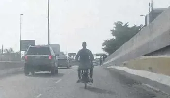 Policía que iba en motocicleta sin casco huye de la Amet