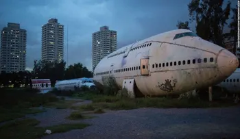 Cementerio de aviones se convierte en hogar para familias tailandesas