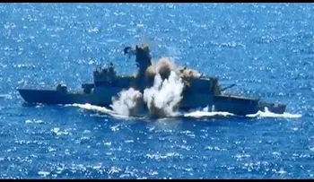 Un buque de guerra turco destrozado en pedazos por un torpedo guiado