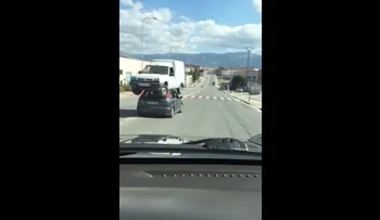 Conductor transporta a otro vehículo en el techo de su coche (VIDEO)