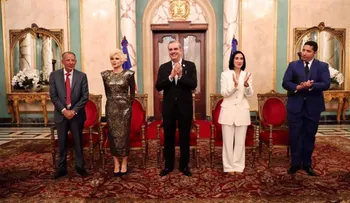 Presidente Abinader condecora a Negro Santos y Charytín Goico con la Orden Heráldica de Cristóbal Colón en el Grado de Caballero