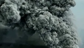 Indonesia: volcán Anak Krakatau expulsa cenizas a 15 kilómetros y provoca suspensiones de vuelos