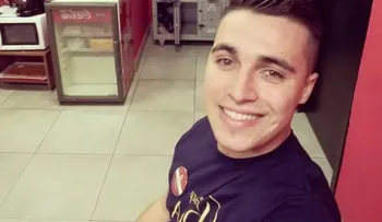 Un joven mata otro al verlo en una foto junto a su ex novia: "Vamos a hacernos la selfie"