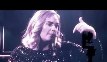 Adele llora por víctimas masacre en Orlando durante un concierto en Bélgica