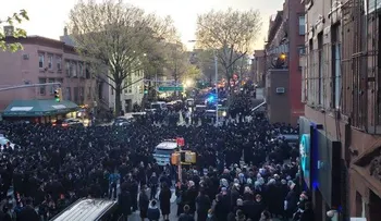 Alcalde de NY acude personalmente a dispersar un funeral masivo de un rabino jasídico