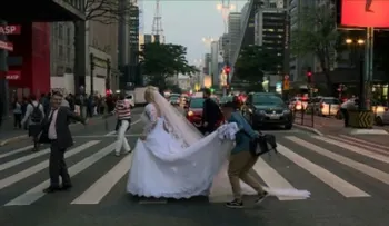 Una pareja de brasileños viaja por el mundo tomándose fotos de boda