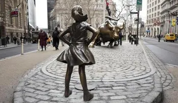 Apareció una "niña sin miedo" frente al toro de Wall Street por el Día de la Mujer