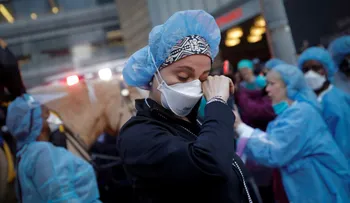 EE.UU. registra por primera vez más de 4.500 muertes en un día por coronavirus
