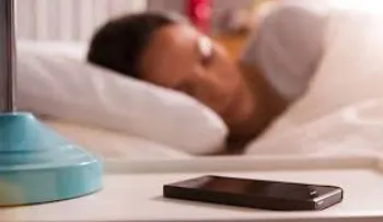  Dormir con tu celular cerca puede causarle daños a tu salud 