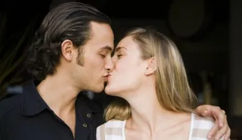 Un beso transmite 80 millones bacterias