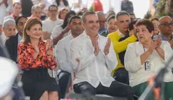 Presidente Abinader y Vicepresidenta Raquel Peña comparten con vecinos de la Casa Presidencial de Santiago