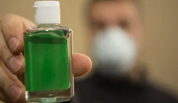 La peligrosa moda de beberse el gel antibacterial para emborracharse