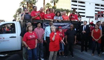 Clinton provoca a Trump afuera de su hotel en Las Vegas