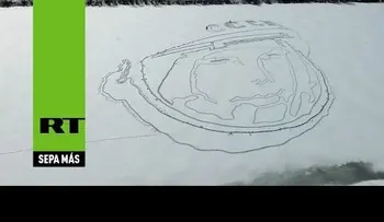 Aparece un gigantesco retrato de Gagarin en un lago congelado en Rusia