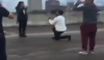 Hombre cierra autopista interestatal para hacer propuesta de matrimonio