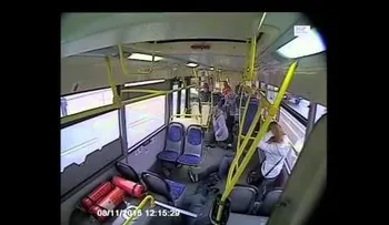 El conductor de autobús se duerme y provoca una brutal colisión en Moscú